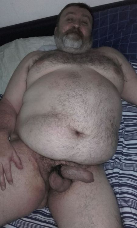 skinnyfatboy: big-gs-blog: Just a normal Monday afternoon chez Big G! Such a sexy bear!! Wow! Big an