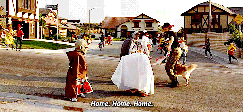 ck-blogs-stuff:  therealklt:   E.T. and Star Wars exist canonically in the same universe,