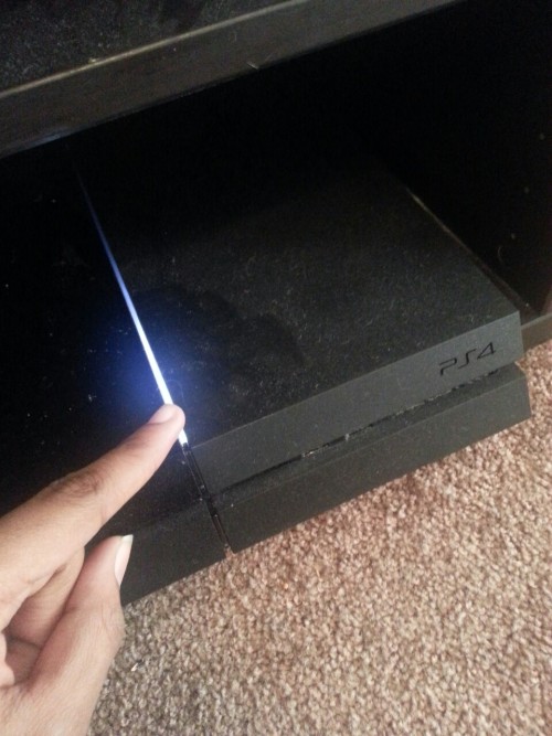 inkerton-kun:   I forgot to tell some of you guys that my stepdad bought a ps4 for christmas and look how fucking dusty this console is nobody has touched this thing in weeks  Well most games aren’t going to come out until March or April or somethin