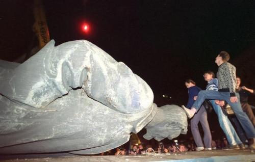 historicaltimes:Moscow civilians topple the large statue of KGB founder, Felix Dzerzhinsky, on the n