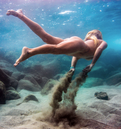 nakedexercise: Naked underwater swimming.
