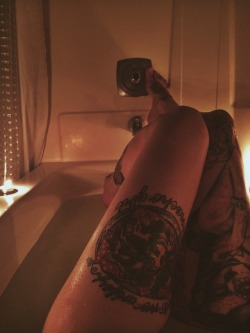 abchannahxyz:  The most well deserved bath after the past  few weeks I’ve had. I am content.  I am happy. I am home. 