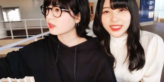 kawausotechico-caro:2018. 08.14 自撮りTV 平手友梨奈 柿崎芽実 GIF
