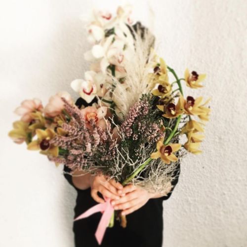 Kwartels en Manna | Creating and curating one of a kind floral based installations.