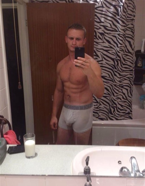 str8uklads:  ‘Straight’  24 year old guy from Poole, England who likes transsexuals ;-)