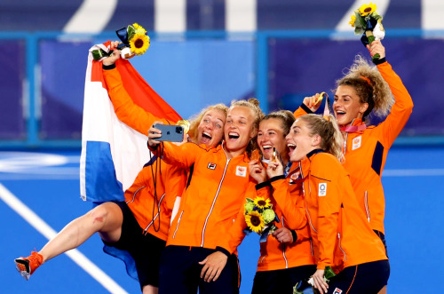 dutch-nt:Team Netherlands Hockey Women’s pose for a selfie with their Gold Medals during the Victory