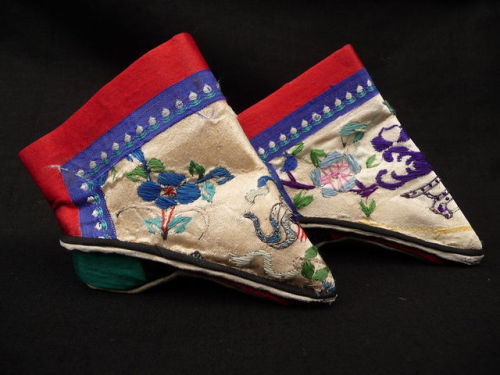 Vendado de piesVendado de pies (en chino tradicional, 縛腳, &ldquo;Pies de loto&rdquo;) era la costumb