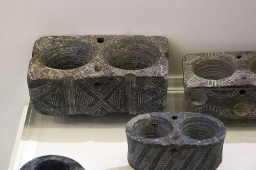 bronze-age-aegean: Stone kernos. 3000-1900 BC. Found in Mesara, Crete. Currently in the Archaeologic