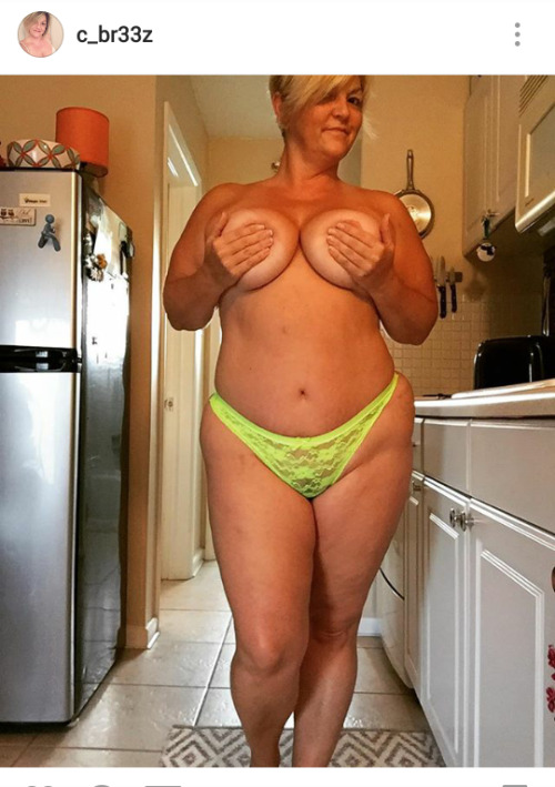 maduras-gordibuenas-y-mas: Quisiera limpiar ese culo con mi lengua.Siganla en su Instagram: c_br33z
