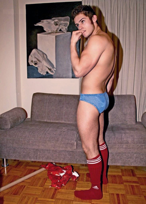 diablouk:  artsyloveartie:  narcissusskisses:  i love his underwear hehe  Quiero un novio petacon  he cute 