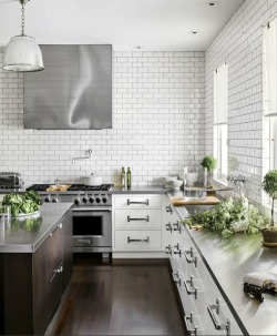 welcome-home-darling:  amazing subway tile wall 