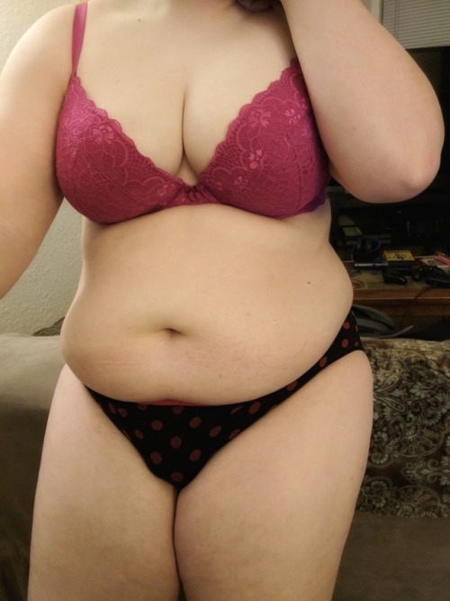 30helensagree: I have a love-hate relationship with my belly I love your belly, besutiful