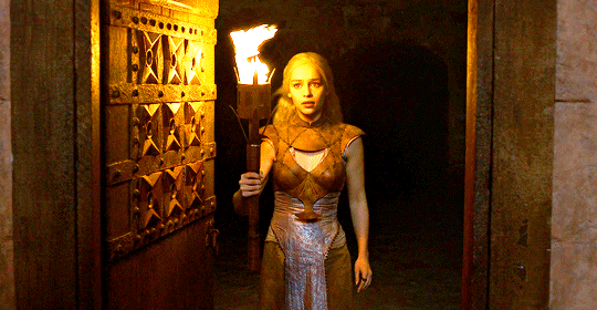 aryaestarks:  Daenerys Targaryen in 2.10 “  Valar Morghulis”