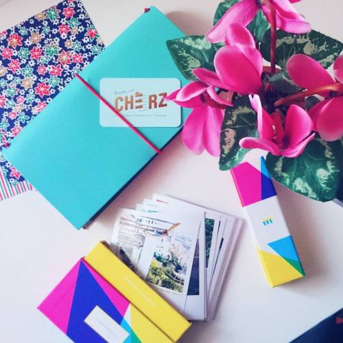 … #paperthings #cheerz #cheerzbox #polaroids #vintageprints #tablesituation #nothingisordinary #mome