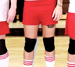 seventeeneblack:Harry’s thigh tattoo looks like the head of a panther