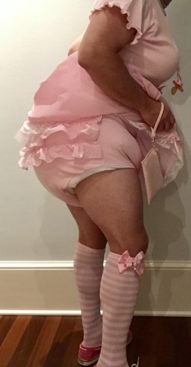 bulkydiaperboy:Feeling like a big pink sissy girl tonight. ;)