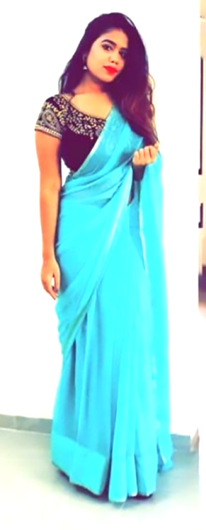 indiangalz:One of the hottest pics - showing what can be beneath the fully covered saree!