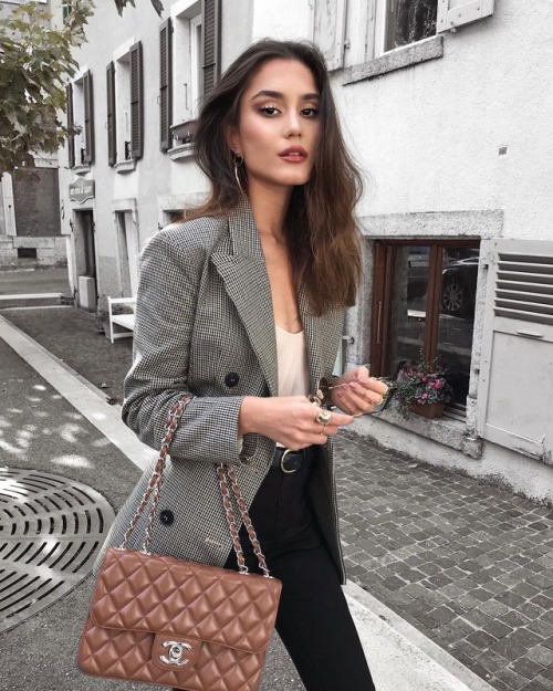 Boyfriend blazer and Chanel bag for chic streetstyle.