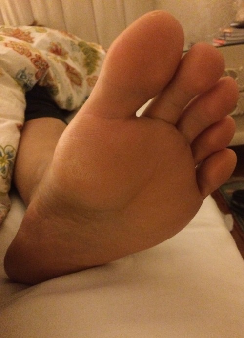 pezinhosbrasil: onlymywifey: Sole close up Hmmm cara eu gozava fácil nos pés da tua esposa!