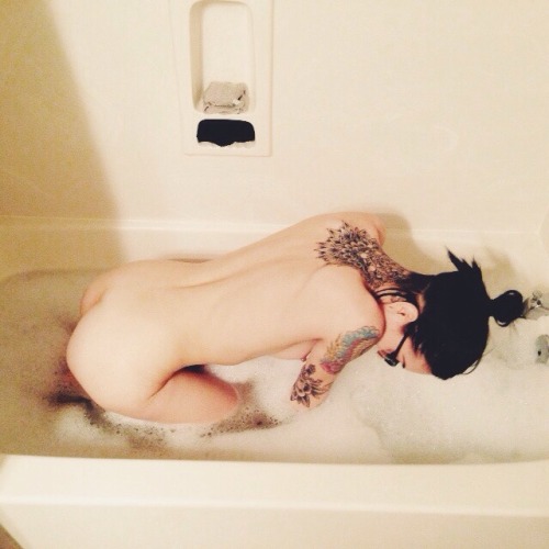 XXX theendis-nigh:  Bathtime photo
