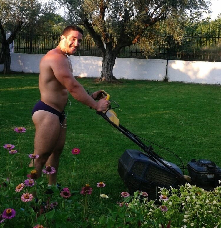 daddylovestofuk:  He’s normally on the riding mower  