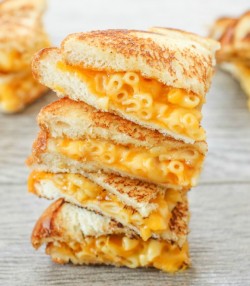 viral-creek:  Grilled Mac and Cheese Sandwich