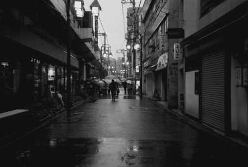 rainy tokyo in b&amp;wilford pan 400nikkor 50mm f/1.8D