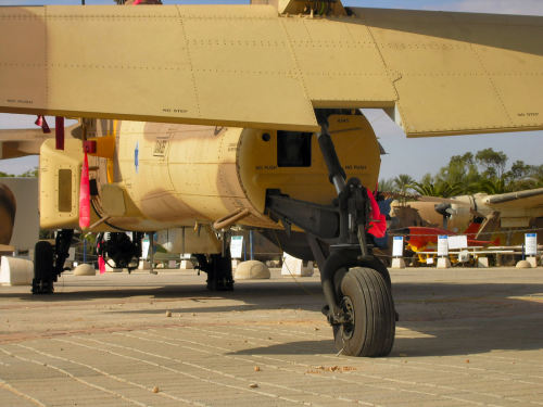 waranddestruction:  rocketumbl:  AH-64  IDF AH-64