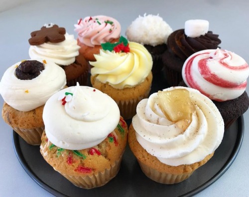 Holiday Cupcakes by capcitybakery