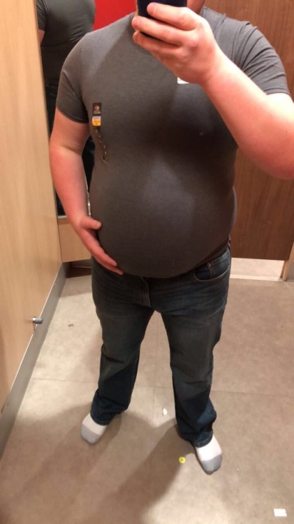 keepembloated: wellfedcollegeguy:  Had some fun in a changing room today. Tried on some 36” jeans and a S shirt (I wear  40” jeans and XL shirts 😂)  It would be fun to watch him squeeze that huge belly into those tight shirts! 