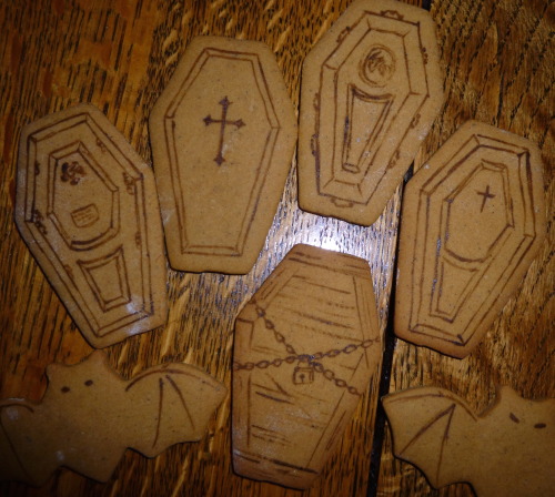 vinceaddams: I am very pleased with the gingerbread coffins I made yesterday. I used gothiccharmscho