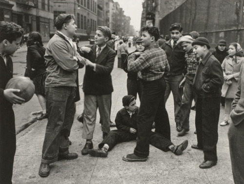oldnewyorklandia:Walter Rosenblum (American, 1919-2006),   Argument Nut Game, Rivington St., Lower East Side, NY, 1938.  