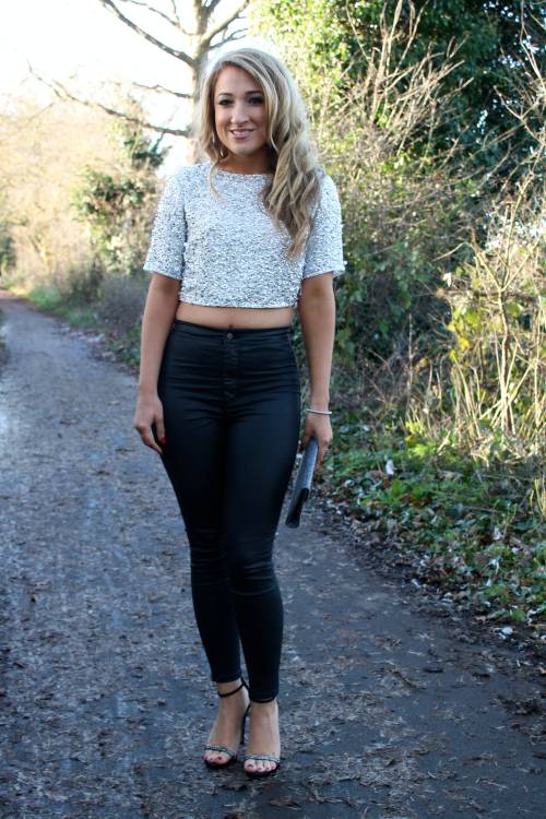 || Topshop – Petite Crystal Sequin Tee – £55.00// Topshop – MOTO Black Coast