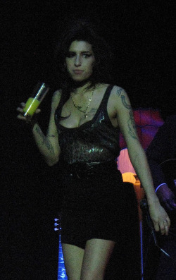 amywinehousequeen: Amy Winehouse performing