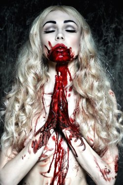 fuckyeahbloodychicks:  .