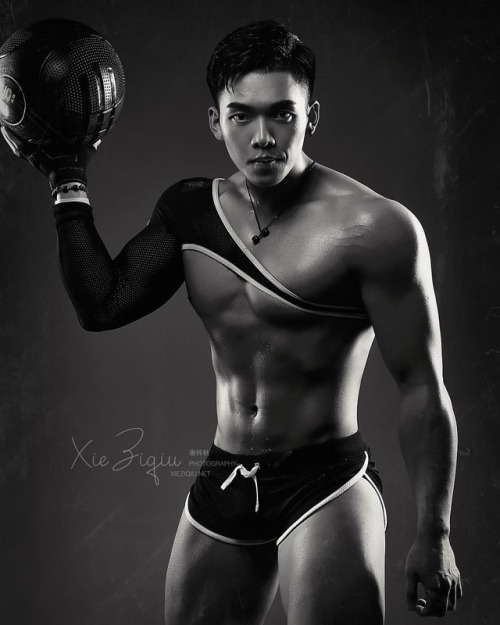 #asianhunk #xieziqiu #hothunk #hotboy #ifitstar www.instagram.com/xieziqiu1027/p/Bq8ZV6Wl0Ou