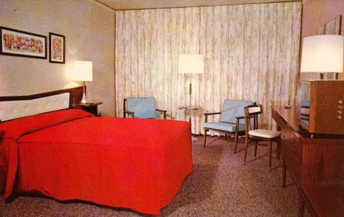 vintageeveryday: Room for a night - Cool pics show the interior of hotel rooms in the U.S from the 1