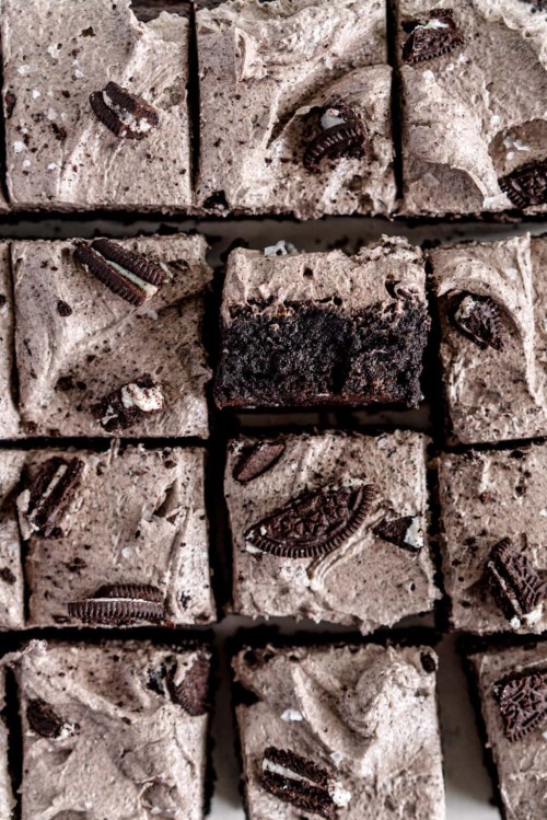 sweetoothgirl:    Oreo Brownies  