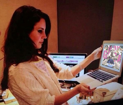 meanplastic:Lana del Rey leaking ARTPOP