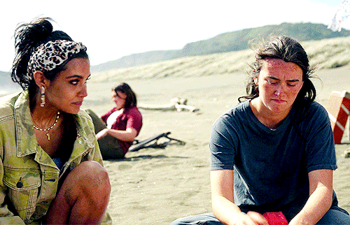 LEAH RILKE & FATIN JADMANI In THE WILDS 1x05