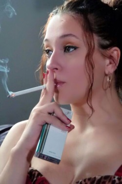 nicotinalley:  Beautiful smoking women 