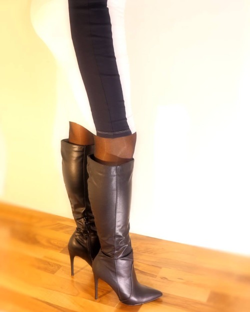 This is the other pair of boots I purchased recently! What do you think of these?-Skirt: @bebeHosier