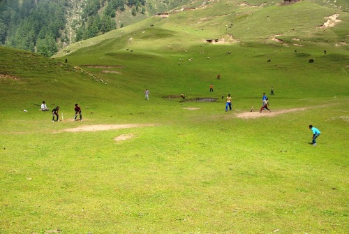 loverofbeauty:  Cricket in Kashmir  - Originally posted by vicevillage   