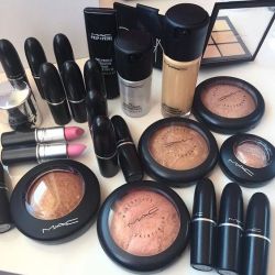 makeupbag:  http://makeupbag.tumblr.com