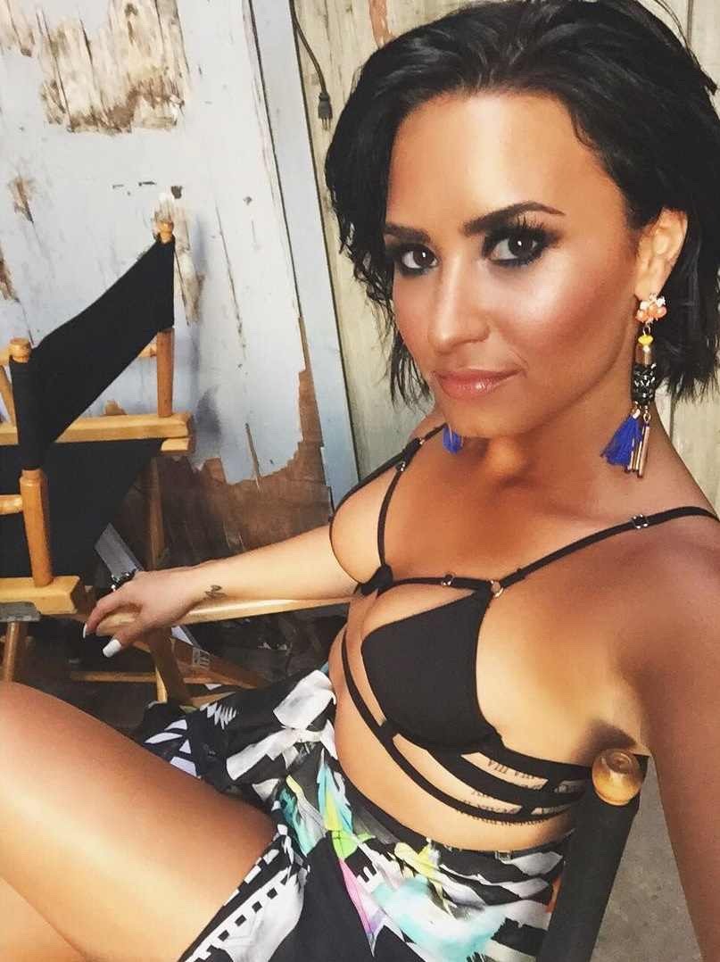 celebtrek:  Demi Lovato  She is sho damn hot!