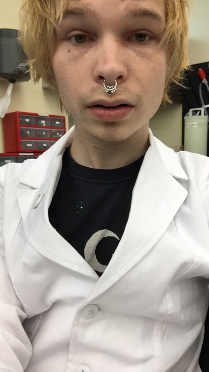 scvmbat:  happy transdayofvisibility from ur local nonbinary goth scientist!! 