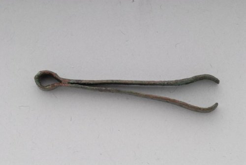 Copper alloy tweezers (Anglo-Saxon, 500s), found in Barham (Suffolk,England).  They are decorated on