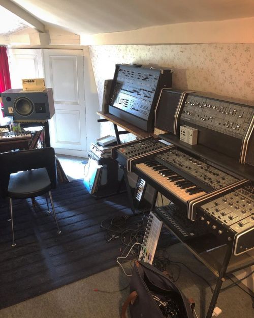 Y U K S E K   |   Attic StudioVintage synths in grandma’s attic.