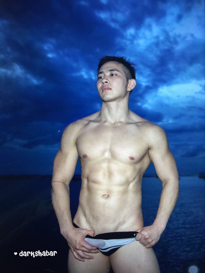 teeyakdon:  I’ve met him in my fitness … ^_^(But never see his bulge like this