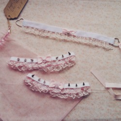 thecrochetfaerie:  my adorable collar &amp; garter set from littlepinkkittenshop  they’re so sweet and dreamy ♡ 